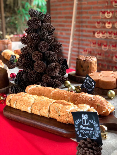 mesa de natal barata bolinhas de natal com pinhas em toalha vermelha com juta tags de cardápio tábuas de madeira e árvore de pinha