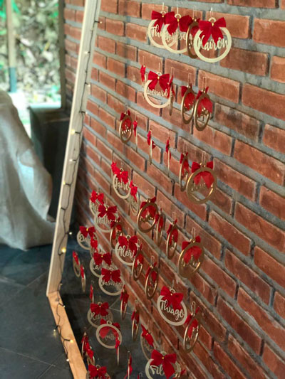 mesa de natal barata bolinhas de natal com pinhas em toalha vermelha com juta tags de cardápio tábuas de madeira e árvore de pinha bolinhas de natal com nome árvore de natal de parede