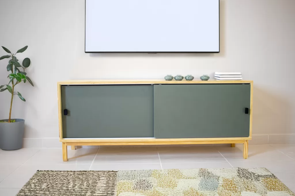 Rack em compensado com portas de correr