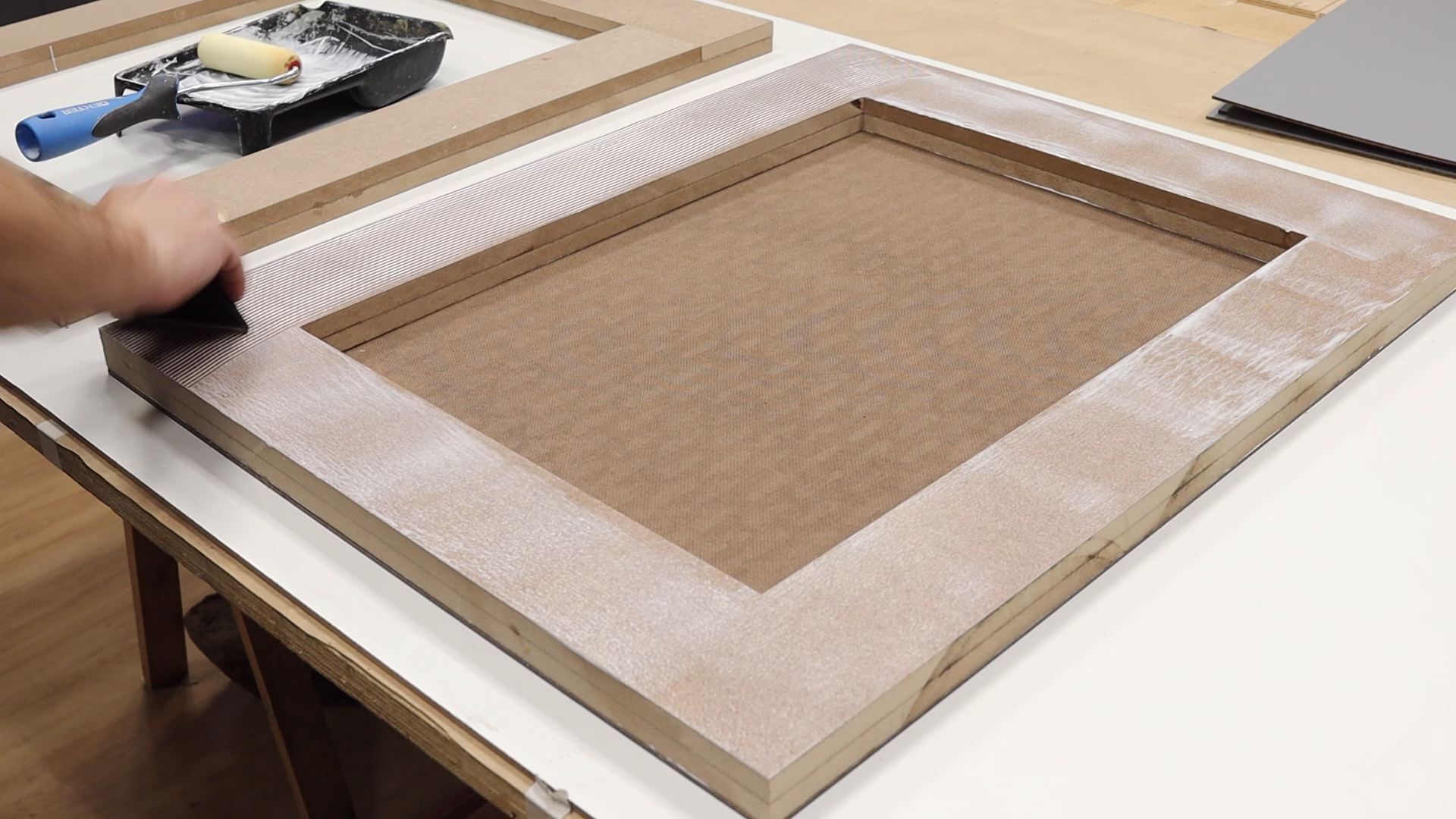 Montagem dos pés da mesa de tamburato
